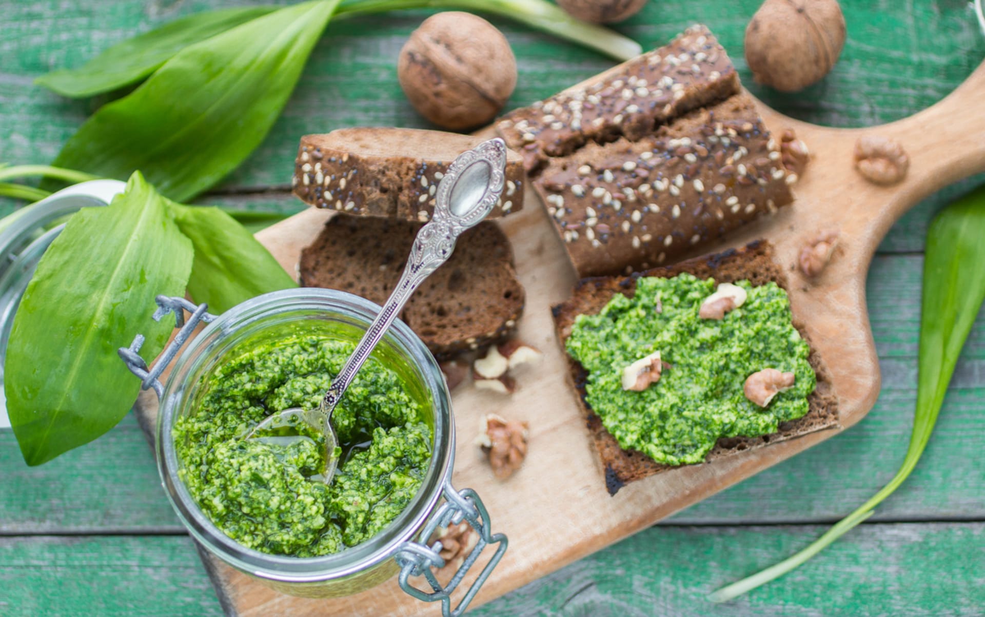 Imate li kod kuće divlji češnjak, možete ga koristiti na zaista raznolik način u kuhinji. Od toga možete napraviti pesto 